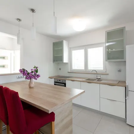 Vila Modern With Pool Prizba