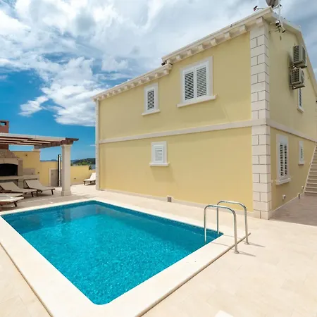 Modern With Pool Villa *