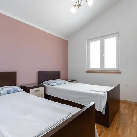 Modern With Pool Vila Prizba