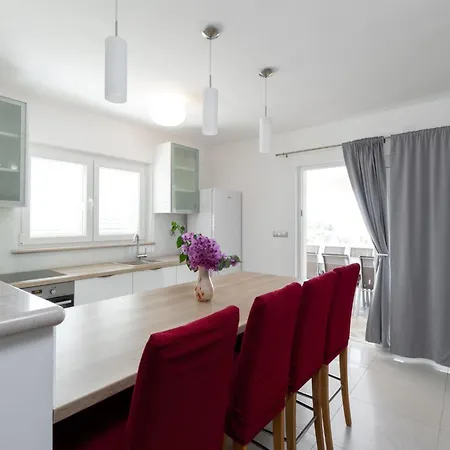 Modern With Pool Prizba