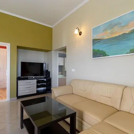 Modern With Pool Prizba