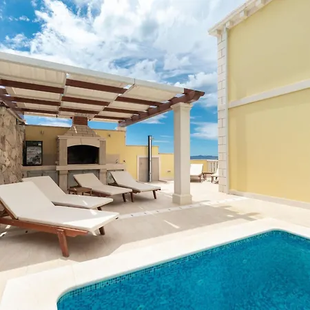 Modern With Pool Vila Prizba